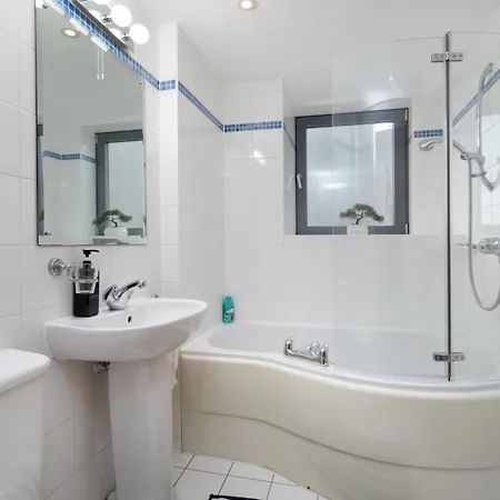 Apartment Scandi Abode In Leeds - Sleeps 8 *