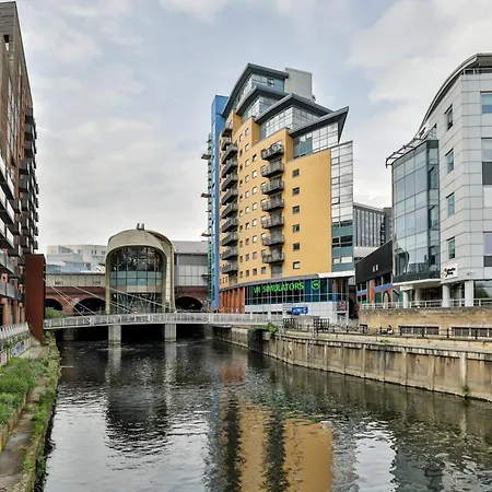 Scandi Abode In Leeds - Sleeps 8 Apartment *