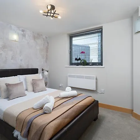 Scandi Abode In Leeds - Sleeps 8