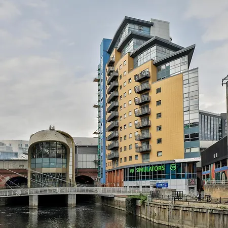 Scandi Abode In Leeds - Sleeps 8