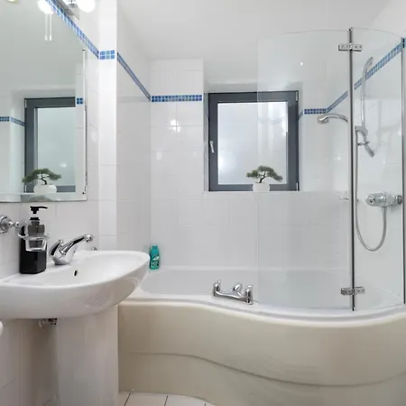 Scandi Abode In Leeds - Sleeps 8 Apartment *